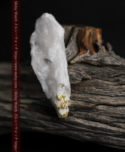 7.99gの大きな牙のような形の石英に見える粒状の自然金-G0432-6