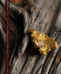 3gの石英の入り方の面白い自立する自然金-G0434-5